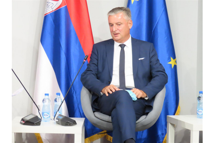 Introduce legalization incentives and free registration in the cadaster