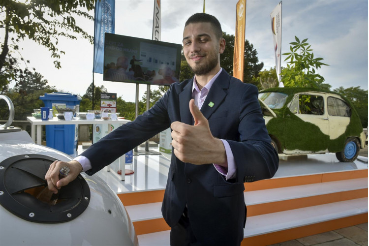 More than 1,000 guests joined the celebration of green-inspired September Gathering