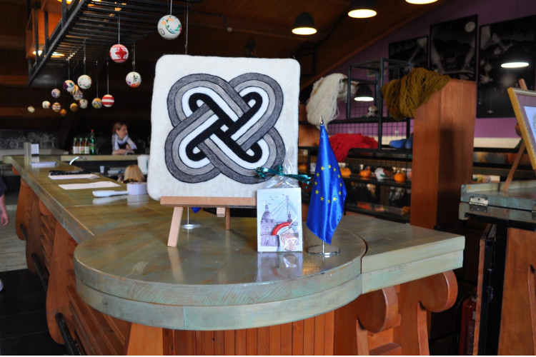 Solomon's knot - a motif uniting the masters of felting in Serbia and Bosnia and Herzegovina